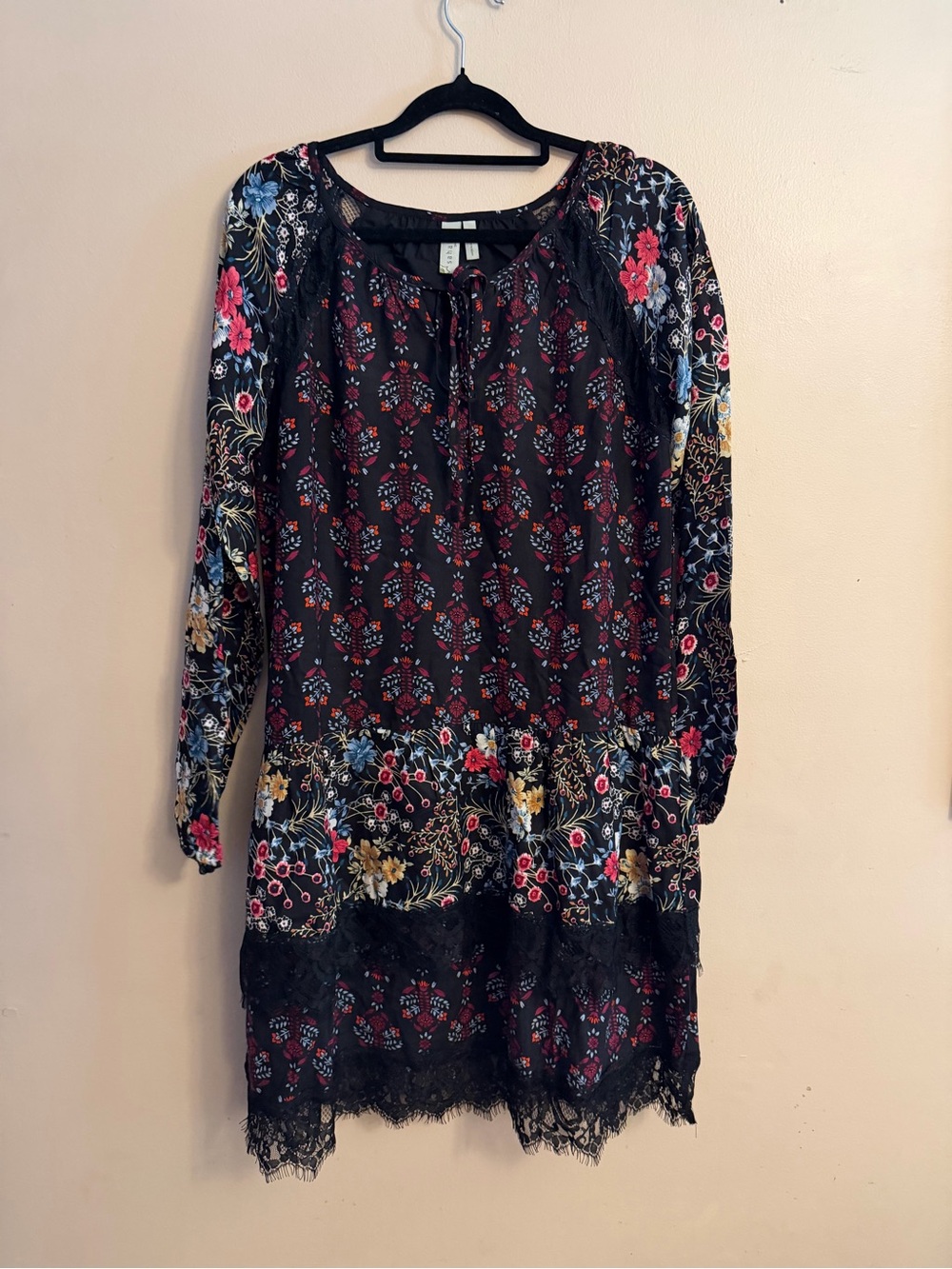 sahalie Black Floral Lace-Trim Long Sleeve Tunic Dress